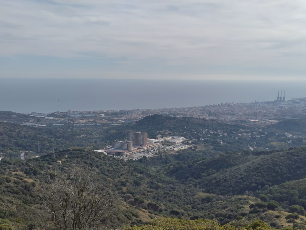 Vista de Can Ruti (Hospital Tries i Pujol) desde la Serralada de Marina.