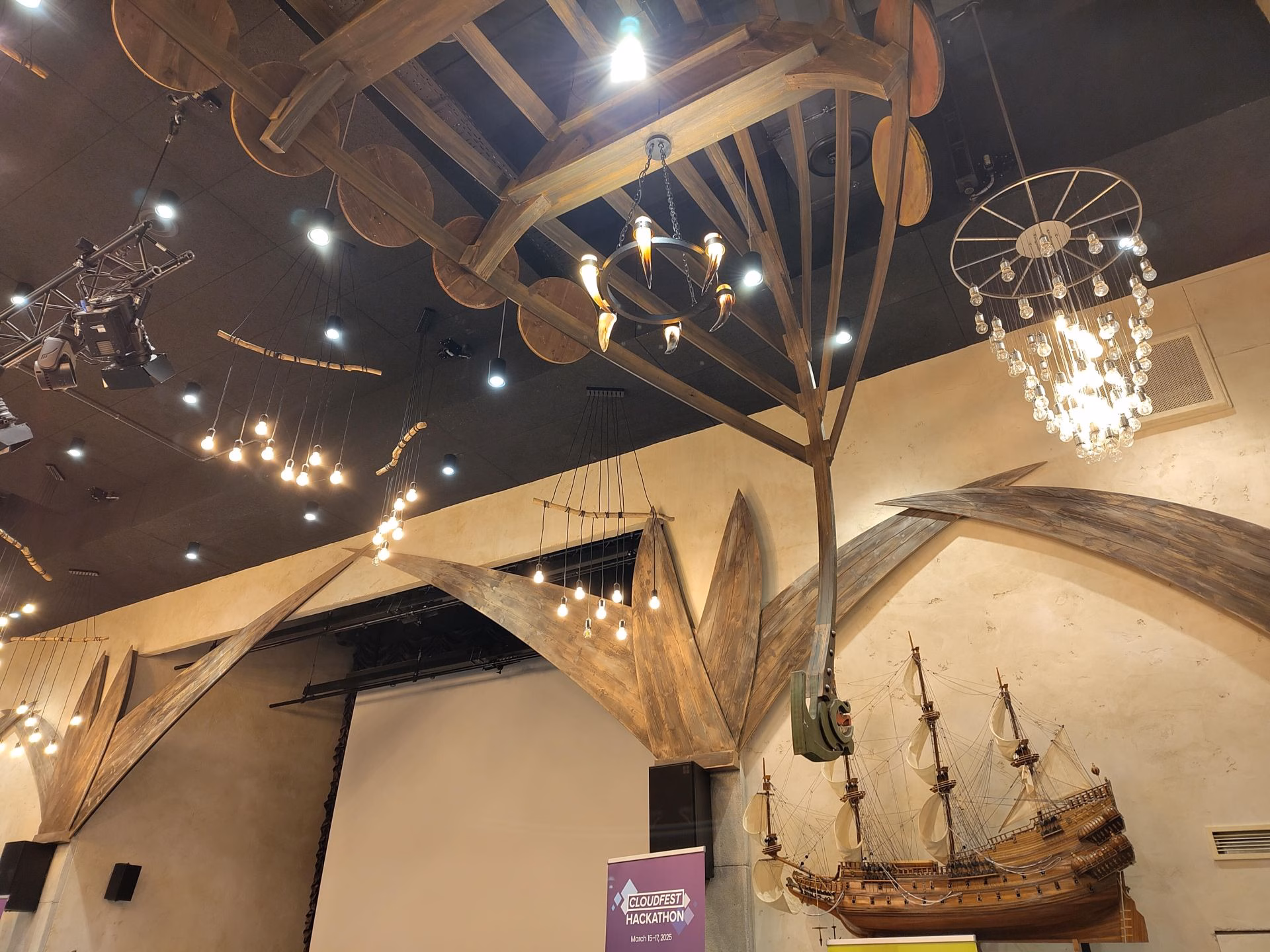 Detalle del techo de la sala con una nave vikinga colgada al revés.