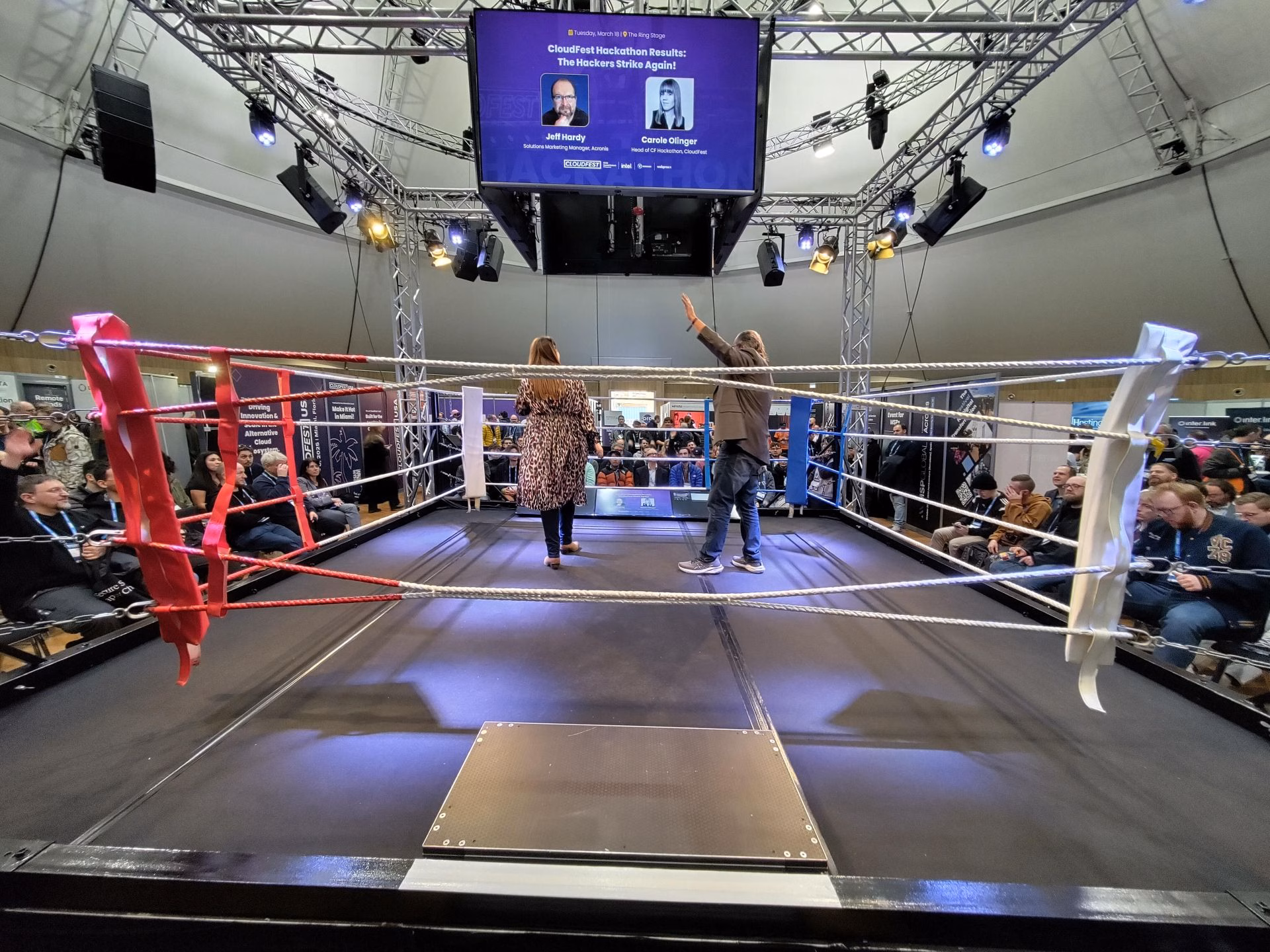 El ring de boxeo en el que se harían las presentaciones finales de los resultados del Hackathon.
