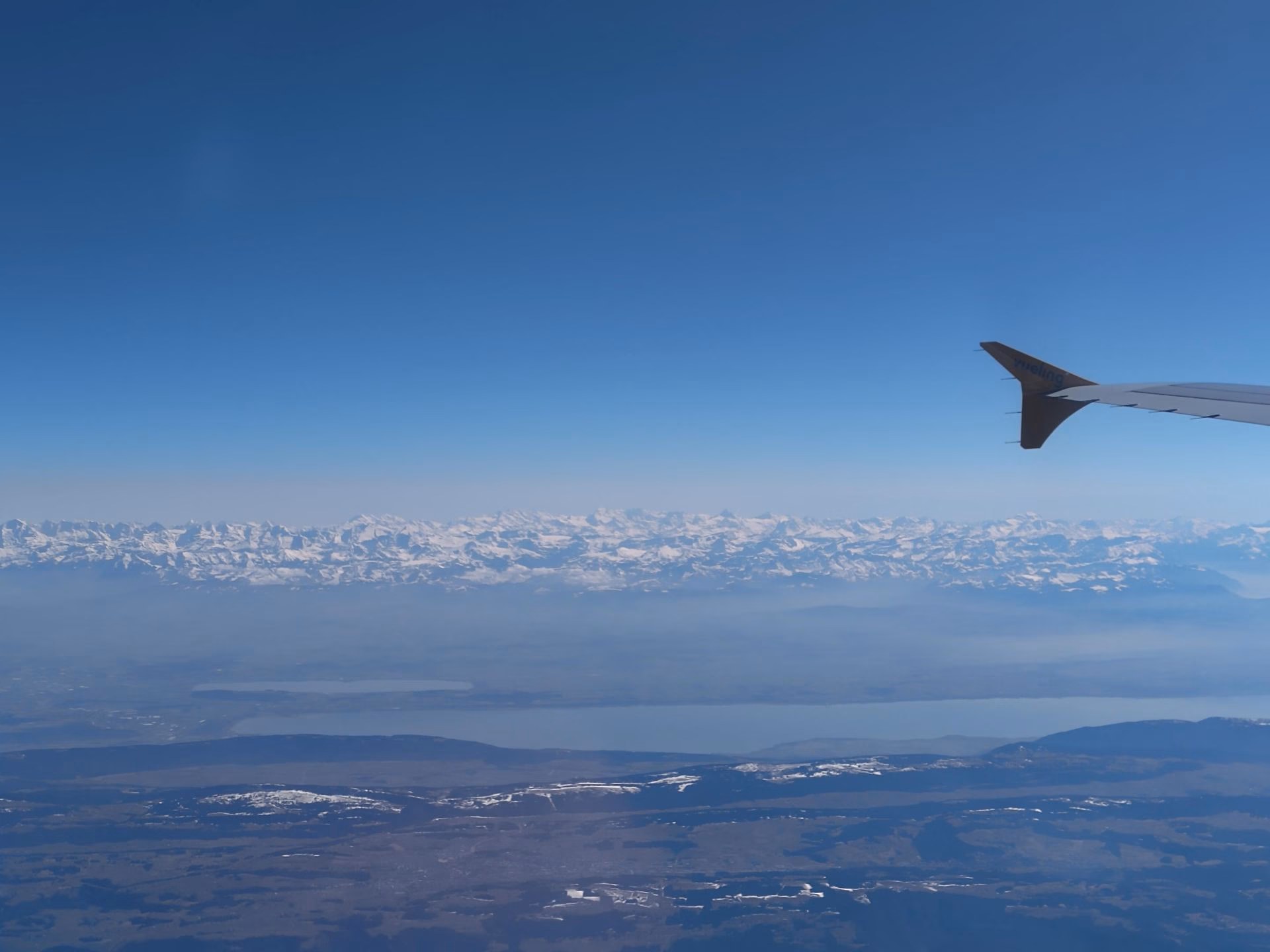 Los Alpes suizos, de fondo, desde la ventana del avión.